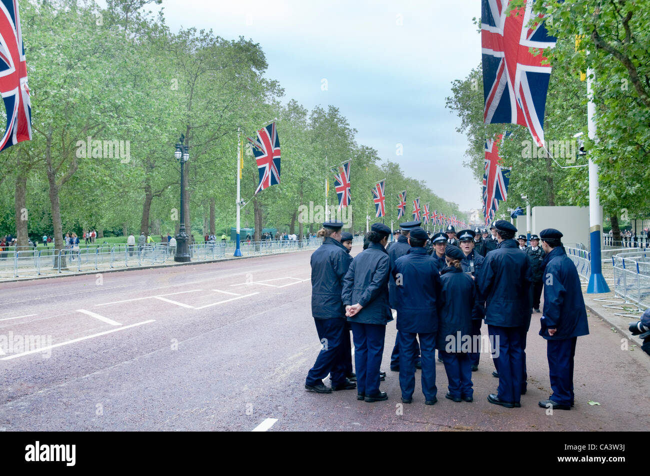 Londres, Royaume-Uni. 02 Juin, 2012. Un coup de feu à la recherche jusqu'au centre commercial à Londres comme les préparatifs se poursuivent pour la procession du Jubilé de diamant. Un groupe de policiers à pied le centre commercial qui a été fermée aux piétons pendant un certain temps. Banque D'Images