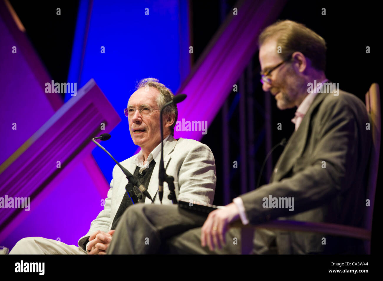 Ian McEwan s'exprimant au sujet de son futur roman MI5 'Sweet Tooth' dans le Telegraph Hay Festival 2012, Hay-on-Wye, Powys Pays de Galles UK Banque D'Images