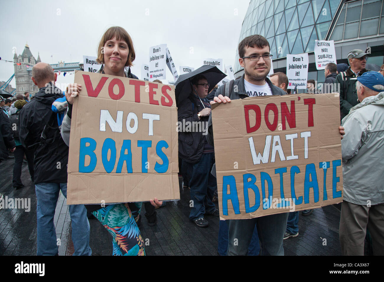 Londres, Royaume-Uni. 3 juin 2012 Les membres du groupe république gold jusqu'panneau disant 'voix' bateaux pas, ils étaient avec des manifestants de la République Groupe recueillies sur les rives de la Tamise à l'extérieur de l'Hôtel de Ville pour protester contre la monarchie le jour de la Thames Diamond Jubilee Pageant. Banque D'Images