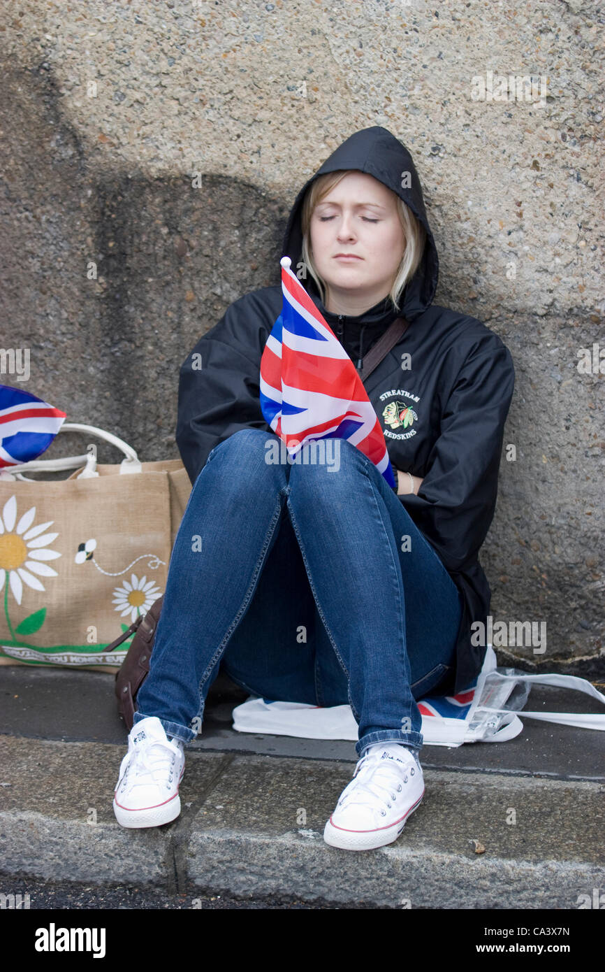 Queens Diamond Jubilee 2012, London Blackfriars en fêtards, jeune femme, dormir en attendant de Thames River Pageant Banque D'Images