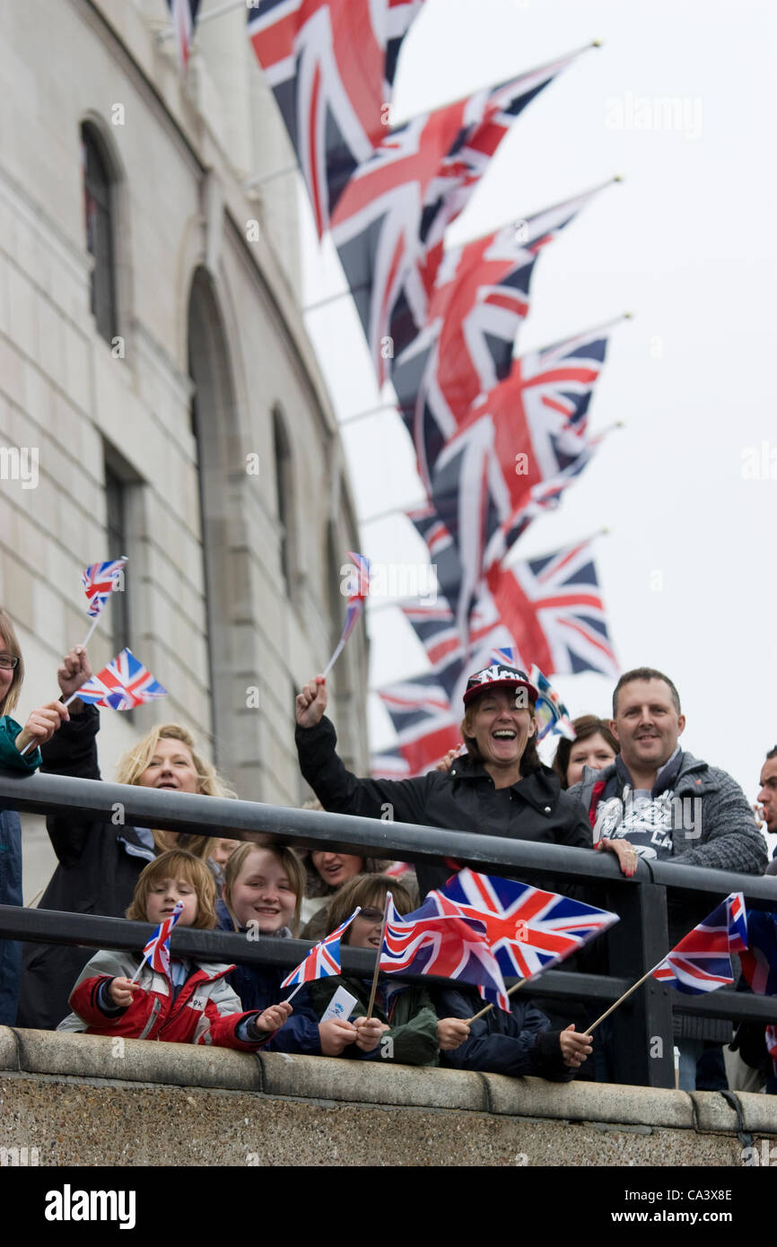 Queens Diamond Jubilee 2012 fêtards dans Londres Blackfriars , fêtards, acclamations et agitant des drapeaux Union Jack London Blackfriars, lors d'événements Banque D'Images