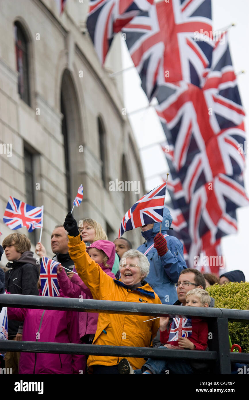 Queens Diamond Jubilee 2012, fêtards à Blackfriars London, fêtards acclamant et agitant des drapeaux de l'union jack lors d'événements, Blackfriars London Banque D'Images