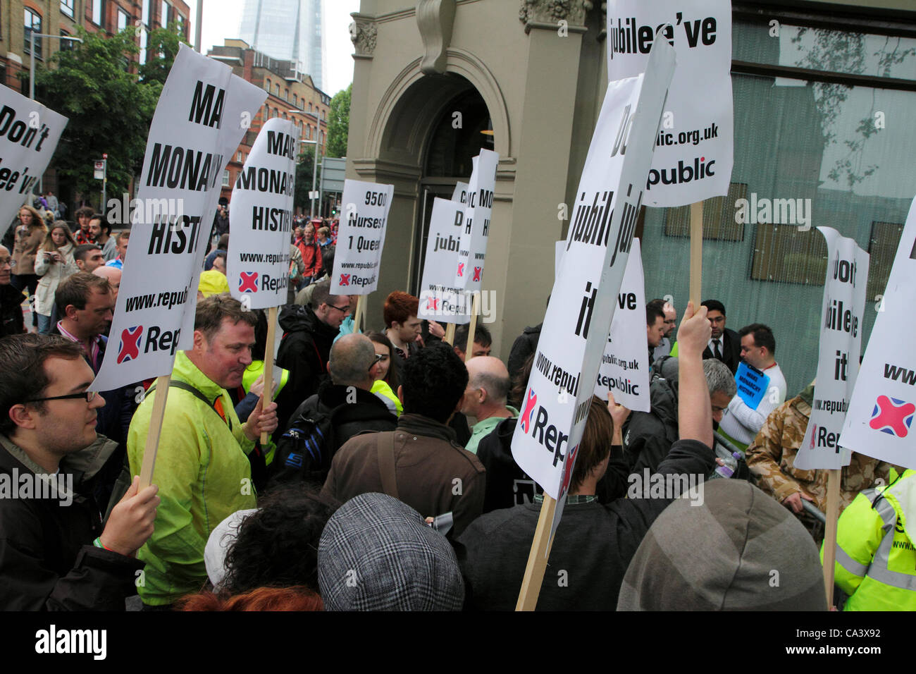 Les manifestants protestent contre la monarchie, au cours de la Diamond Jubilee pageant river . London, UK 3 juin 2012. Banque D'Images