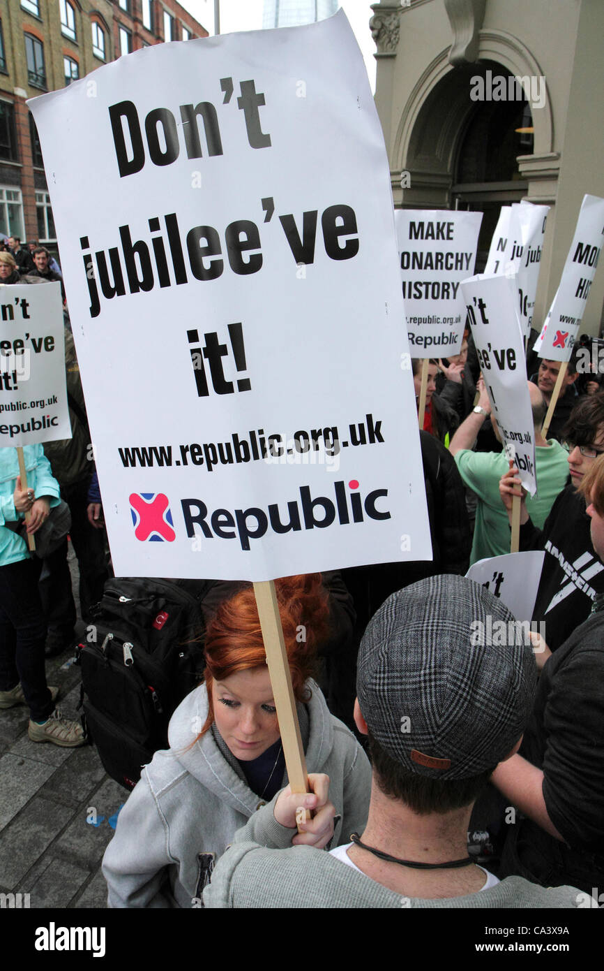 Les manifestants protestent contre la monarchie, durant les célébrations du Jubilé de diamant. London, UK 03 juin 2012. Banque D'Images