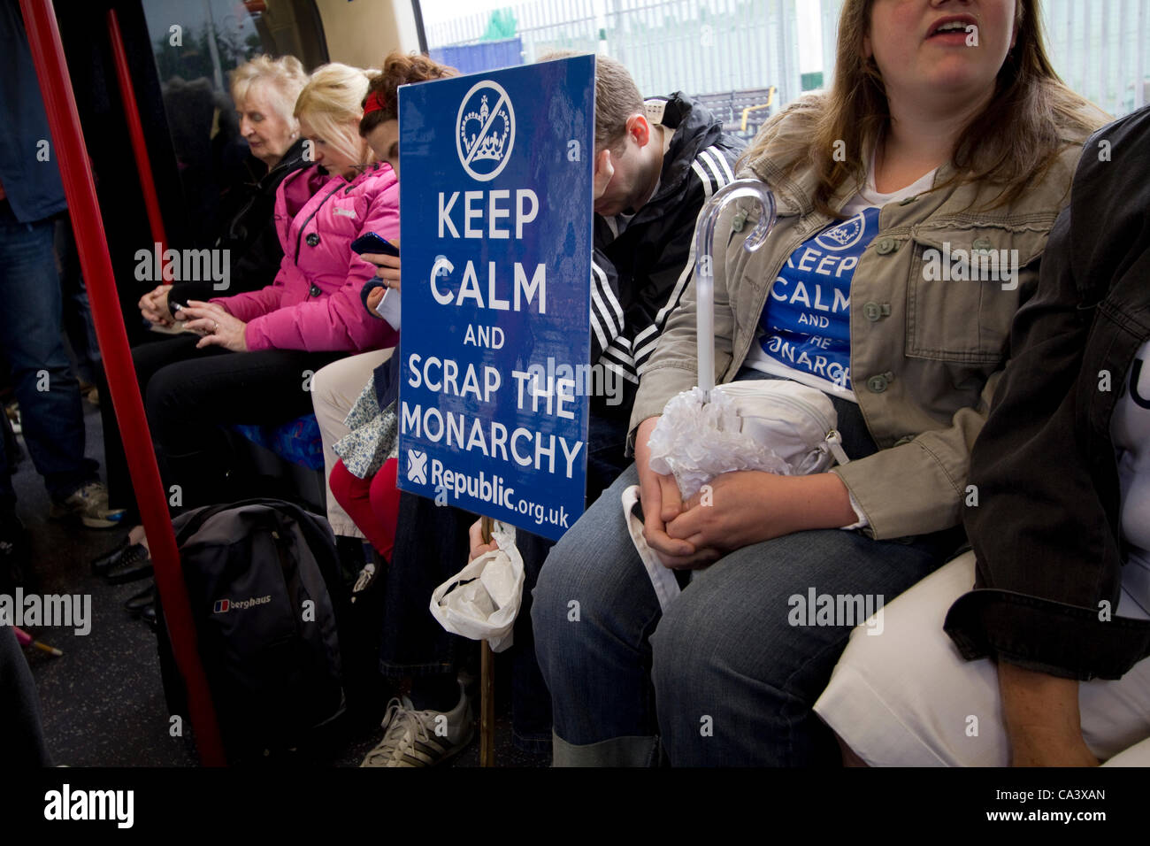 Manifestants républicains anti-monarchie avec des pancartes "ferraille la monarchie" sur un train de métro londonien, le 3 juin 2012, se dirigeant vers une manifestation contre la monarchie et les célébrations du Jubilé à Londres au Royaume-Uni Banque D'Images