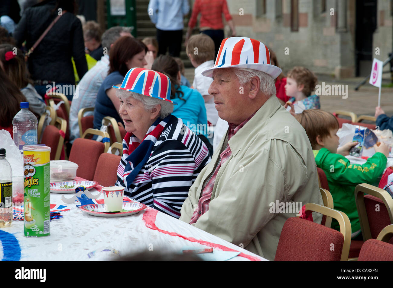 Fête de rue Jubilé Winchester Hampshire UK 03 Juin 2012 Les fêtards sur Broadway dans le centre-ville de Winchester Banque D'Images