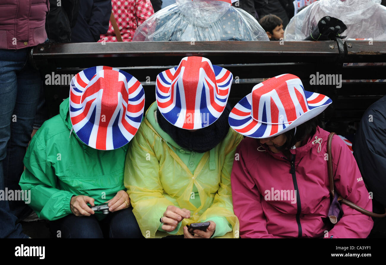 Les femmes portant des chapeaux union jack à Victoria Embankment à Londres pour la Tamise Queens Diamond Jubilee Pageant Banque D'Images
