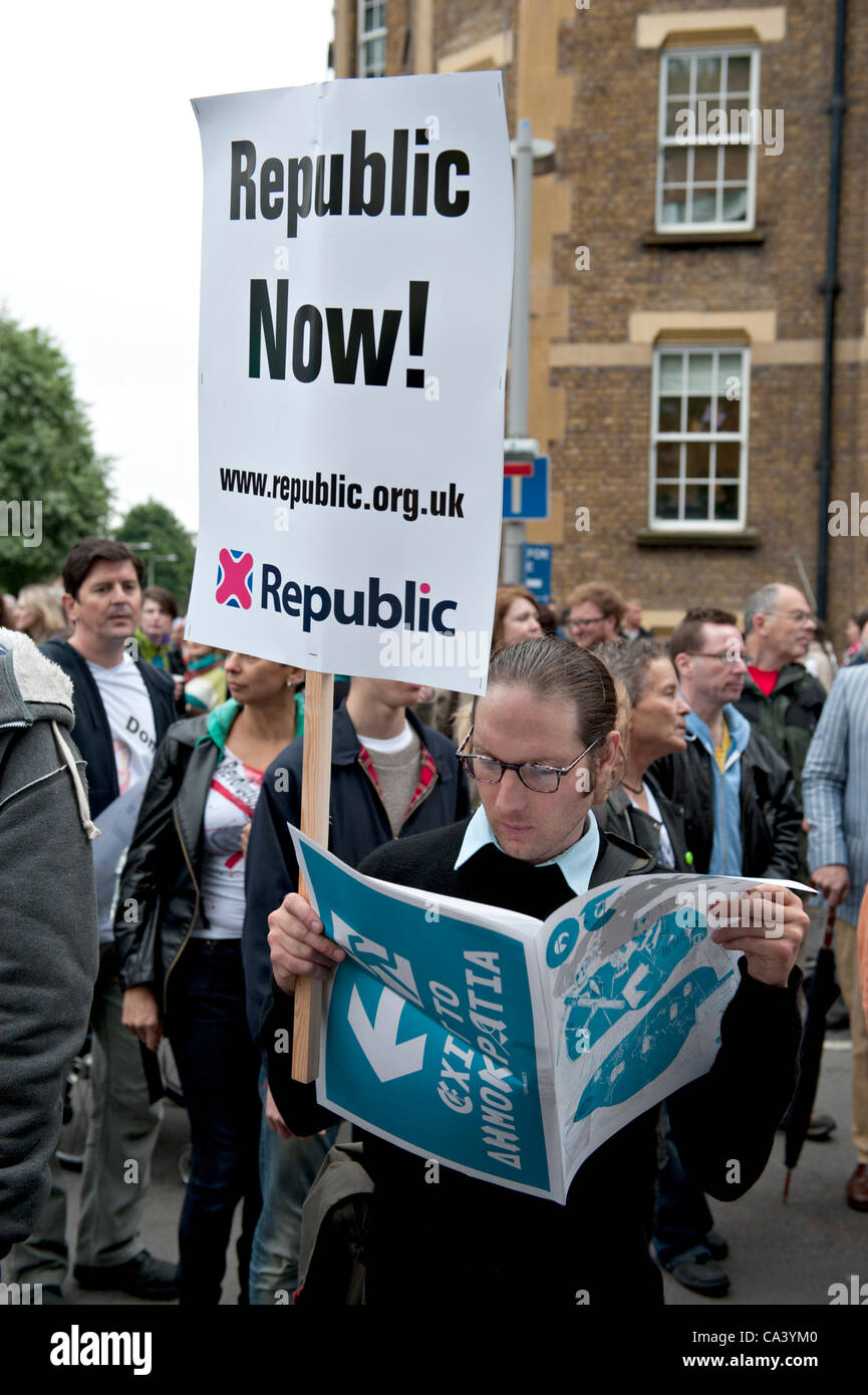 La preuve anti-monarchistes près de Tower Bridge durant le Jubilé Thames River Pageant. Banque D'Images