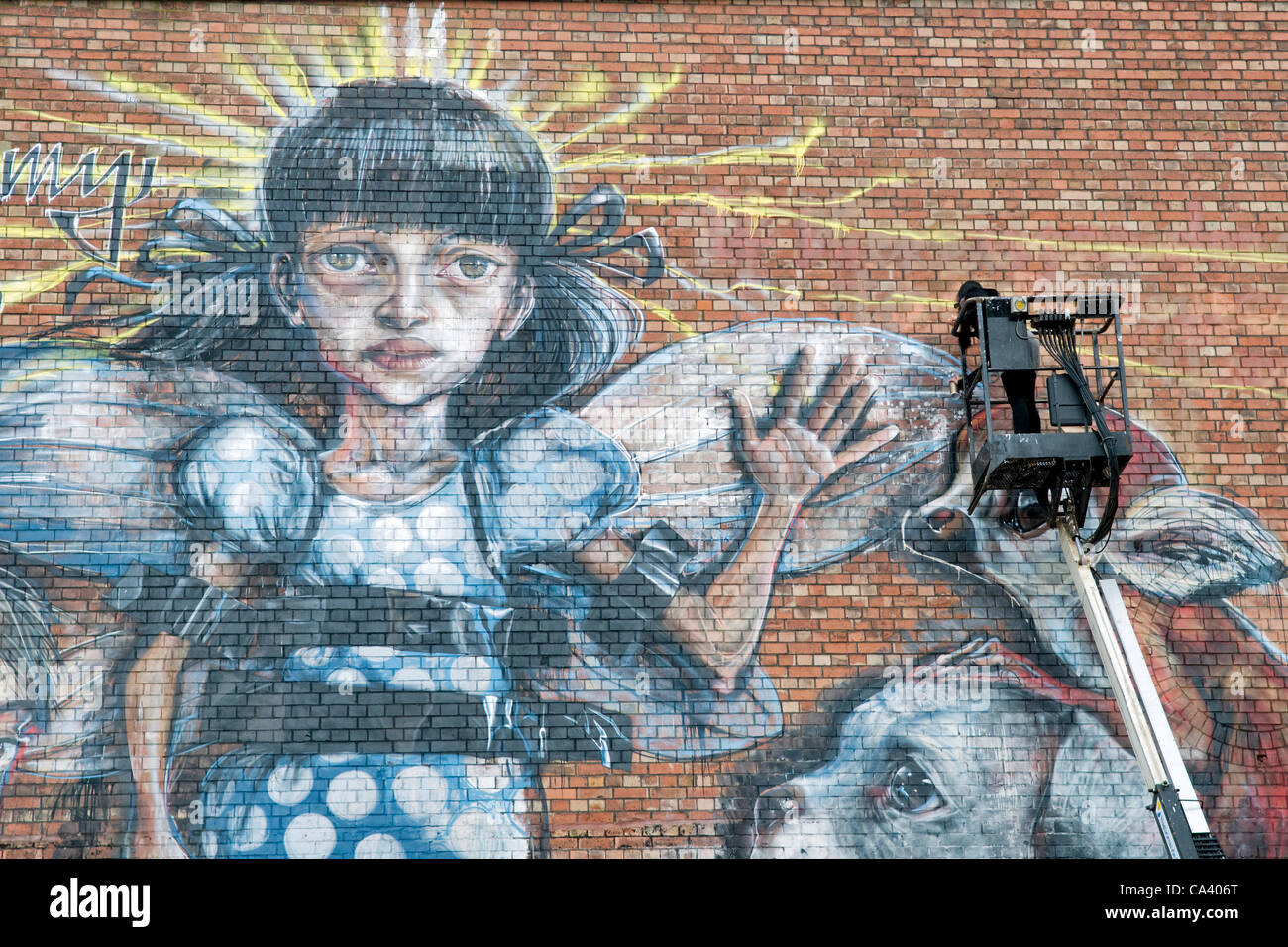 Affichage par Graffiti graffiti artistes Herakut avec des artistes à l'œuvre à la Upfest Bristol 2012 festival d'art urbain. 3 juin 2012 Bedminster, Bristol, Royaume-Uni. Banque D'Images