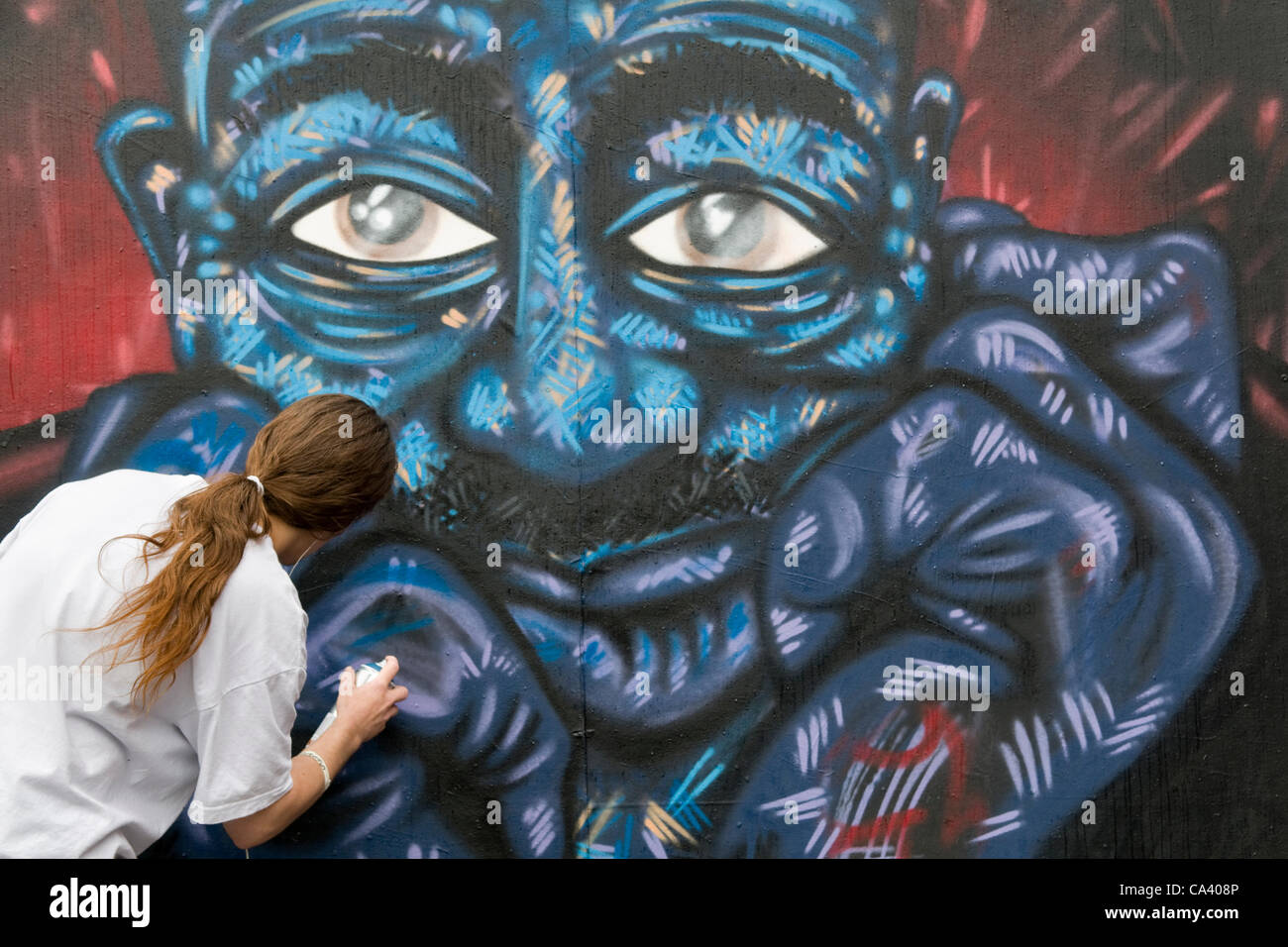 Des artistes de graffiti à l'œuvre à la Upfest Bristol 2012 festival d'art urbain. 3 juin 2012, Bedminster à Bristol, Angleterre. Banque D'Images