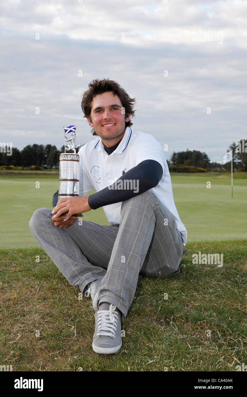 3 juin 2012. Paul Barjon , vainqueur de l'Open Écossais Neil Carrick Stroke Play Golf Championship après avoir reçu le trophée.Paul Barjon est assise sur le bord du 18ème green. Paul Barjon est de Nice, France. Il s'agit d'un Championnat international parrainé par le ged écossais Banque D'Images