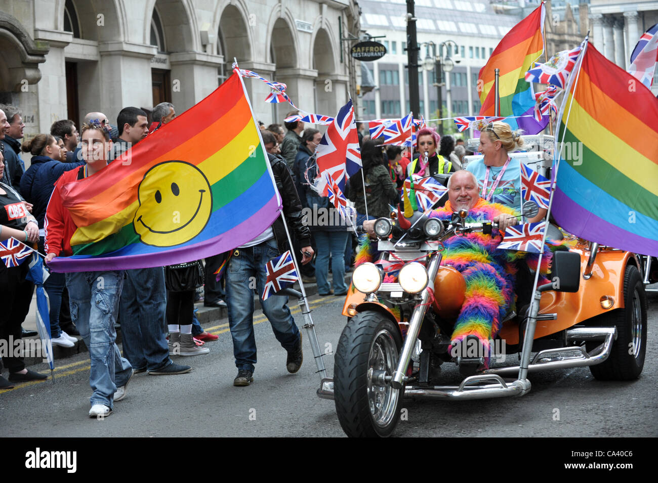 Grand gay rainbow drapeaux et un vélo chopper personnalisé prendre part à la Birmingham Pride défilé pour célébrer les droits des homosexuels Banque D'Images