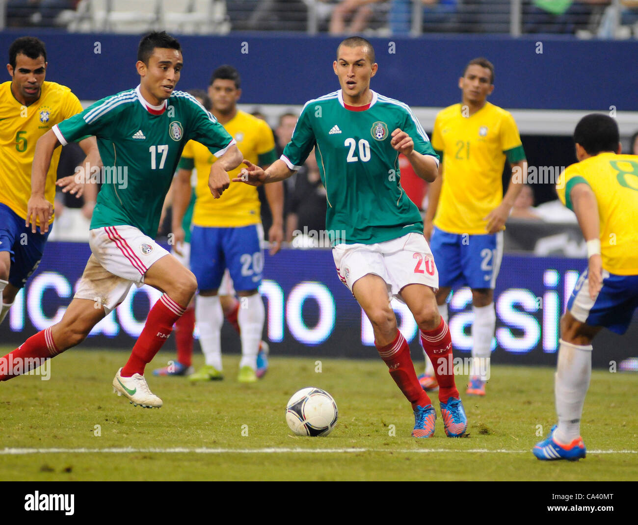 3 juin 2012 - Arlington, Texas, USA - 3 juin 2012. Arlington, Texas, USA. Jésus Zavala (17) et Jorge Torres Nilo (20) du Mexique dans la seconde moitié de l'équipe nationale de football brésilien a joué l'équipe nationale de football mexicain au Cowboys Stadium à Arlington, au Texas. Le Mexique a battu le Brésil 2 à 0. ( Banque D'Images