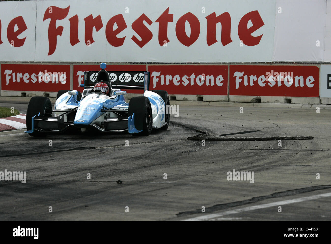 3 juin 2012 - Detroit, Michigan, États-Unis - IZOD Indycar Series, Chevrolet Detroit Grand Prix de Belle Isle, Detroit, MI, 1-3 juin 2012, Simon Pagenaud, Schmidt Hamilton Motorsports Honda HP , piste endommagée surface qui conduit à drapeau rouge période. (Crédit Image : © Ron Bijlsma/ZUMAPRESS.com) Banque D'Images