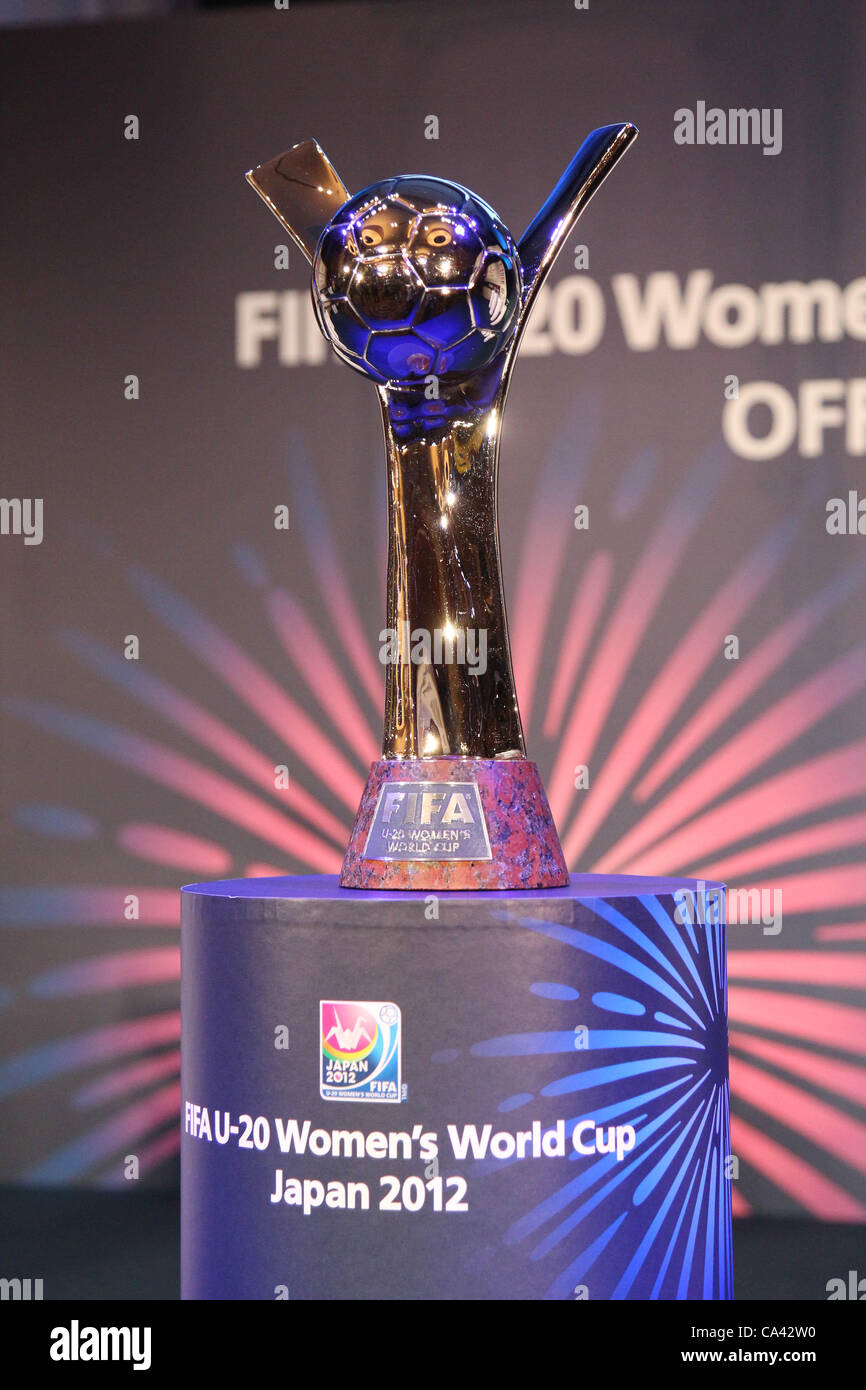 Le trophée de la FIFA U-20 Women's World Cup, le 4 juin 2012 - Football :  Football /tirage officiel de la Coupe du monde féminine U-20 de la Tasse  2012 du Japon