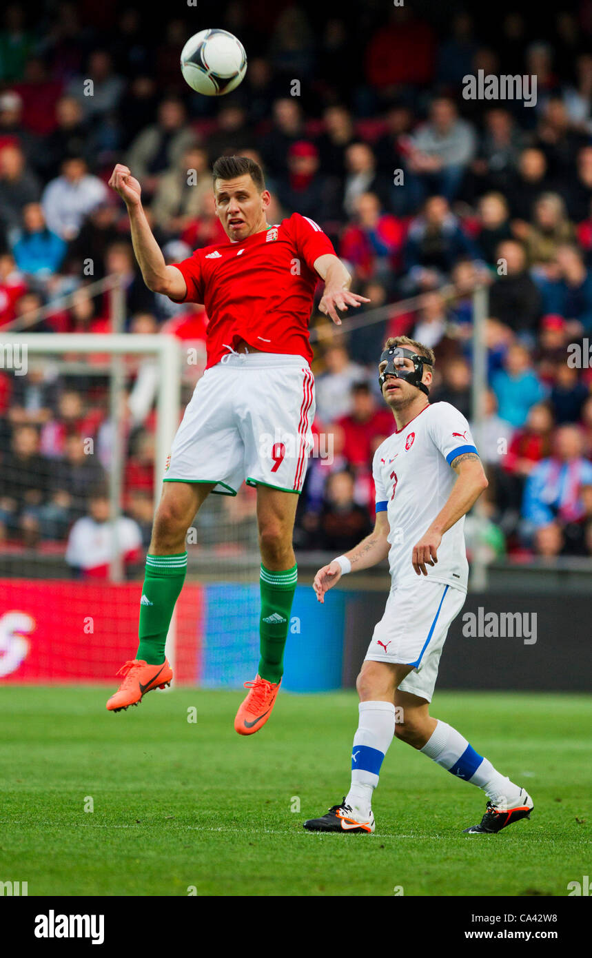 Michal Kadlec de République tchèque (droite) défis pour la balle avec Adam Szalai de Hongrie au cours de leur match amical à Prague, Generali Arena, le vendredi 1er juin 2012. (CTK Photo/Rene Fluger) Banque D'Images