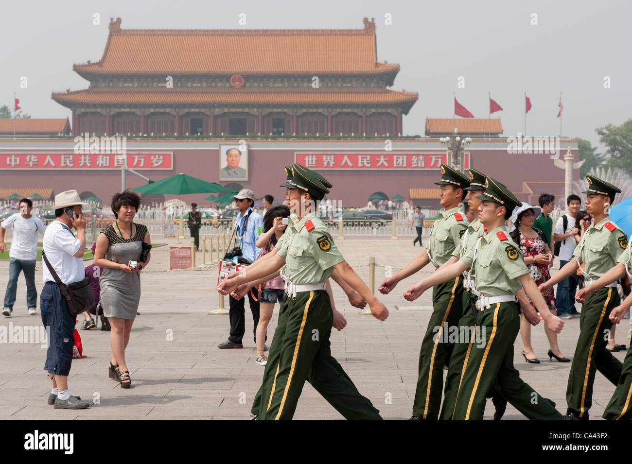 Les gardes militaires défilant sur la Place Tiananmen, Beijing, Chine le lundi 4 juin 2012. La sécurité est serrée sur la place Tiananmen, le 4 juin 2012 marque le 23e anniversaire de la répression militaire des manifestations des étudiants de la place Tiananmen en 1989. Banque D'Images