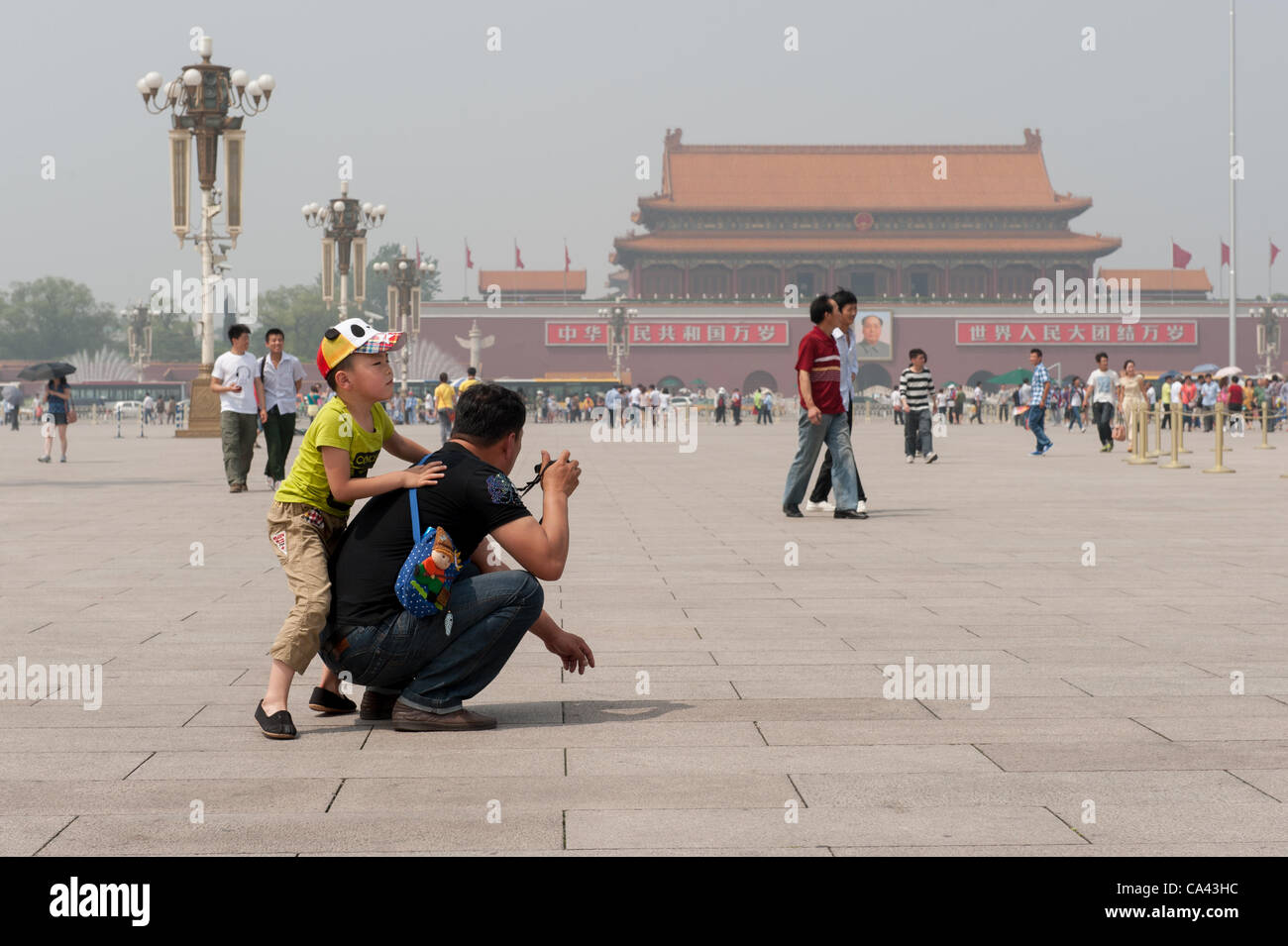 Père et fils se rendre sur la Place Tiananmen, à Beijing, Chine le lundi 4 juin 2012. 4 juin 2012 marque le 23e anniversaire de la répression militaire des manifestations des étudiants de la place Tiananmen en 1989. Banque D'Images