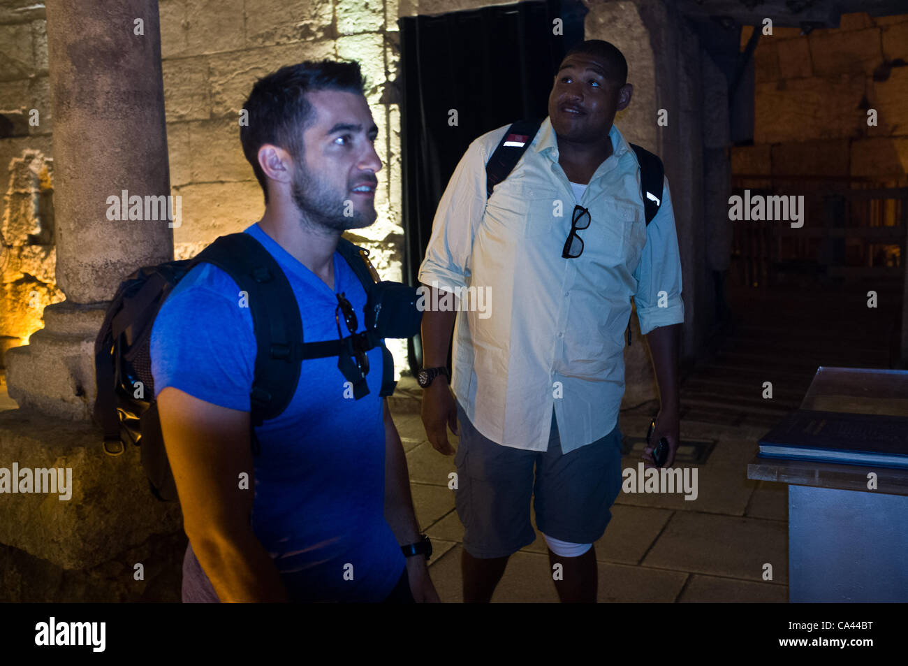CSI Miami stars Jonathan Togo et Omar Benson Miller la tournée des galeries souterraines sous le mur occidental en tant qu'invités du ministère du Tourisme. Jérusalem, Israël. 4-juin-2012. Banque D'Images CSI Miami stars Jonathan Togo et Omar Benson Miller la tournée des galeries souterraines sous le mur occidental en tant qu'invités du ministère du Tourisme. Jérusalem, Israël. 4-juin-2012. Banque D'Images