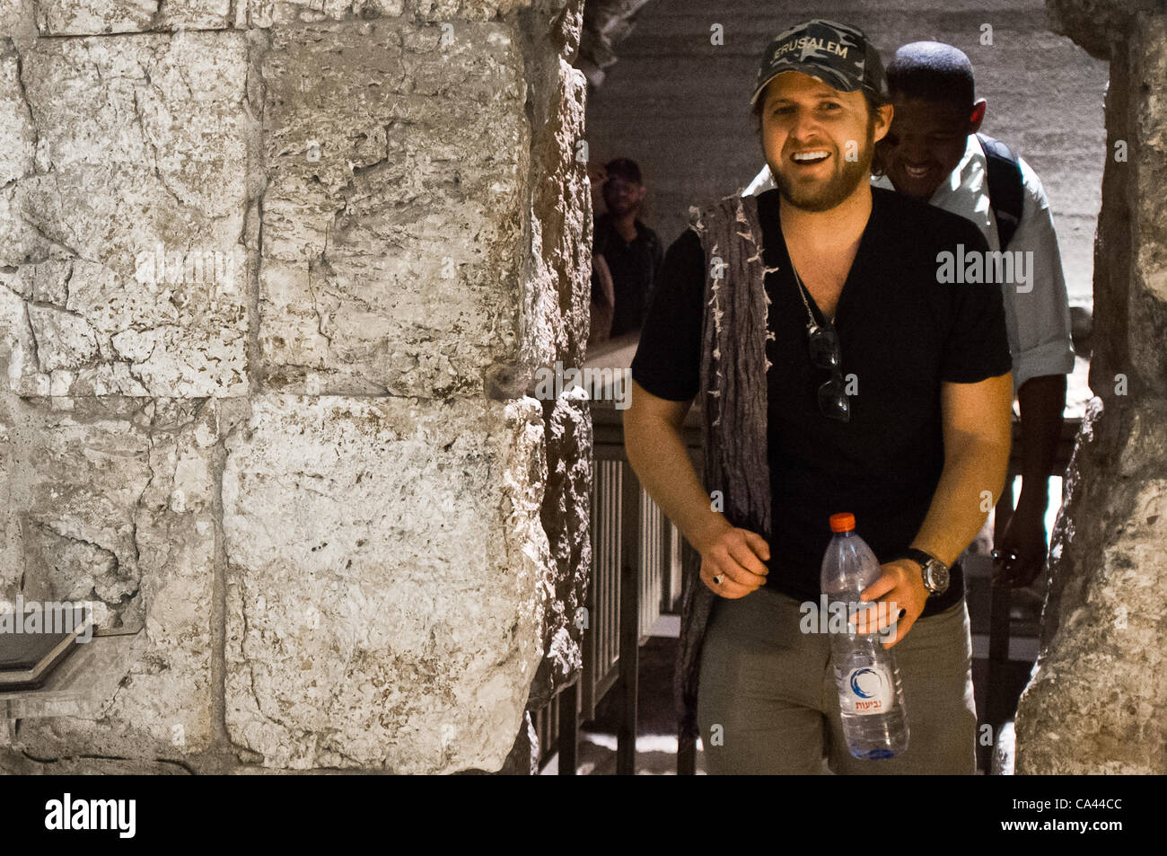 CSI New York star AJ Buckley et CSI Miami star Omar Benson Miller rire comme ils sortir de la Chambre des âges dans un voyage le métro de tunnels sous le mur occidental en tant qu'invités du ministère du Tourisme. Jérusalem, Israël. 4-juin-2012. Banque D'Images CSI New York star AJ Buckley et CSI Miami star Omar Benson Miller rire comme ils sortir de la Chambre des âges dans un voyage le métro de tunnels sous le mur occidental en tant qu'invités du ministère du Tourisme. Jérusalem, Israël. 4-juin-2012. Banque D'Images