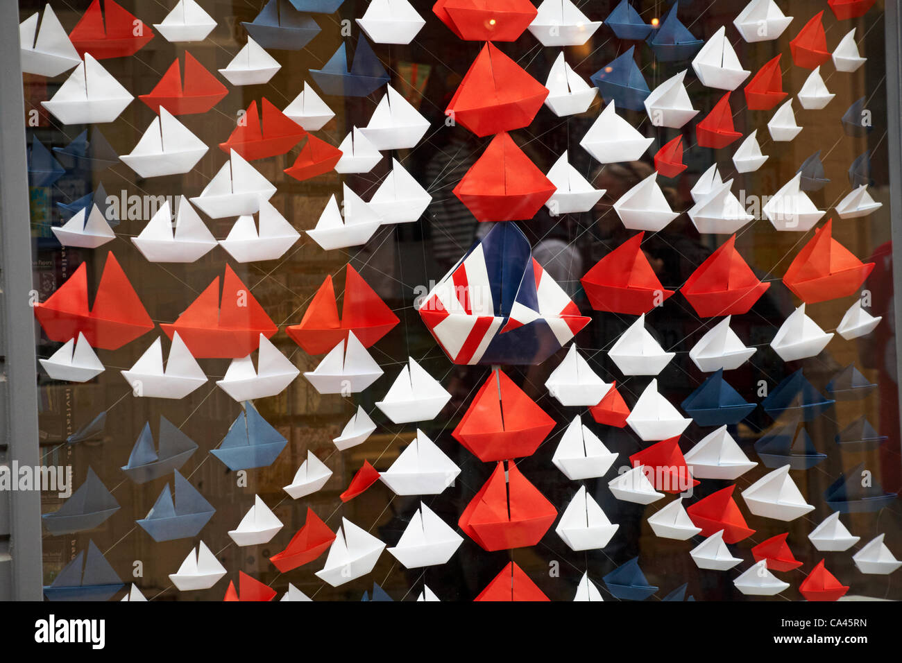 Île de Wight, Hampshire, Royaume-Uni dimanche 3 juin 2012. Célébrations du jubilé exposées dans la vitrine, Cowes, île de Wight - yachts en origami rouge, bleu et blanc disposés en forme d'Union Jack Banque D'Images