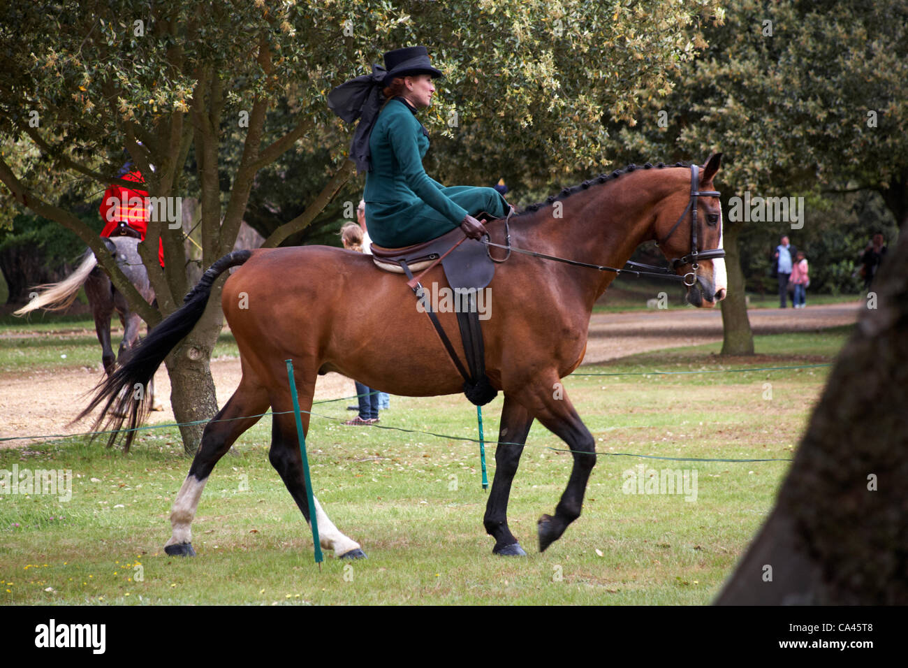 Île de Wight, Hampshire, Royaume-Uni dimanche 3 juin 2012. Célébrations du jubilé à Osborne House. Les cavaliers de 3 à côté comprennent des dames audacieuses chevauchant le side-addle et concourant dans une variété de compétitions audacieuses de saut et de relais équestres. Banque D'Images