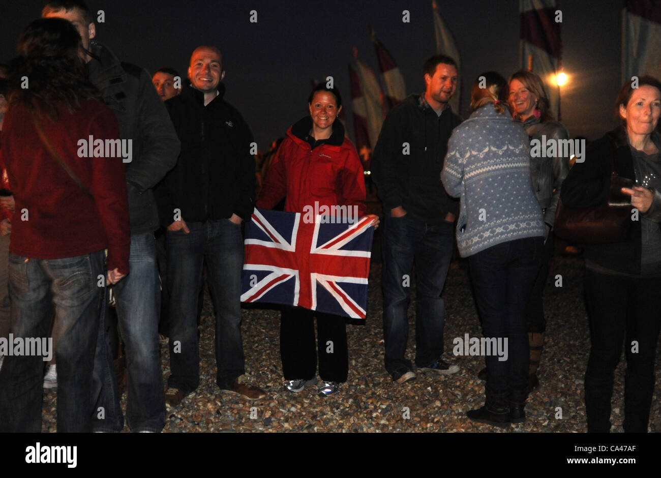 Brighton UK 4 Juin 2012 - Les foules se rassemblent sur la plage de Brighton, ce soir, pour l'éclairage d'un phare pour célébrer le Jubilé de diamant de Queens Banque D'Images