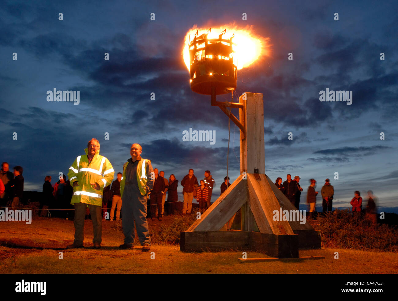 UK 4.6.12 Dave Radbourne et Ian Gough regarder dehors à travers le pays après avoir allumé un phare sur Bradnor Hill, près de Kington Herefordshire pour marquer le jubilé de diamant de la Reine. Banque D'Images