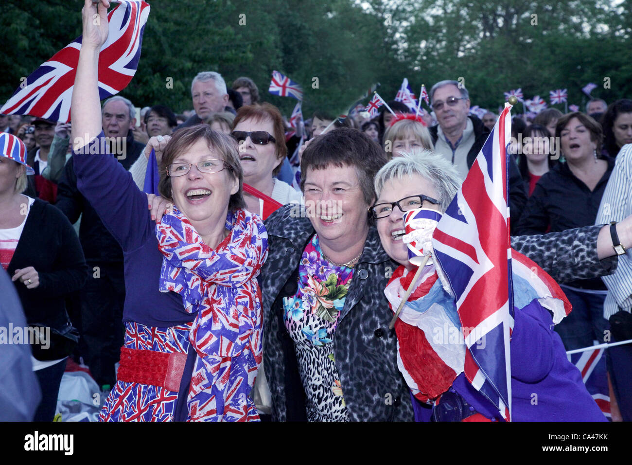 Londres, Royaume-Uni. Le 4 juin 2012. Trois fans de profiter de ce Concert pour célébrer le Jubilé de diamant de la reine sur le grand écran dans St James Park. Banque D'Images