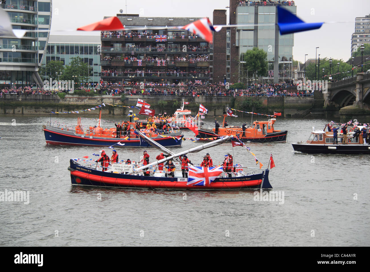 Sauvetage, Thames Diamond Jubilee Pageant, Battersea Bridge, London, UK, dimanche 3 juin 2012, pour célébrer 60 ans de règne de la reine Elizabeth 2. Banque D'Images