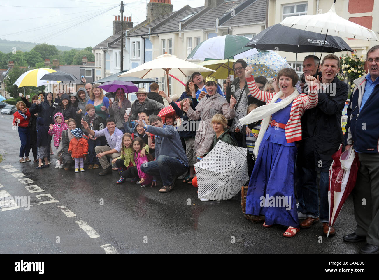 Brighton UK 5 Juin 2012 - Les résidants de Totland Road Brighton à leurs reines Diamond Jubilee Street Party aujourd'hui malgré la pluie . Banque D'Images