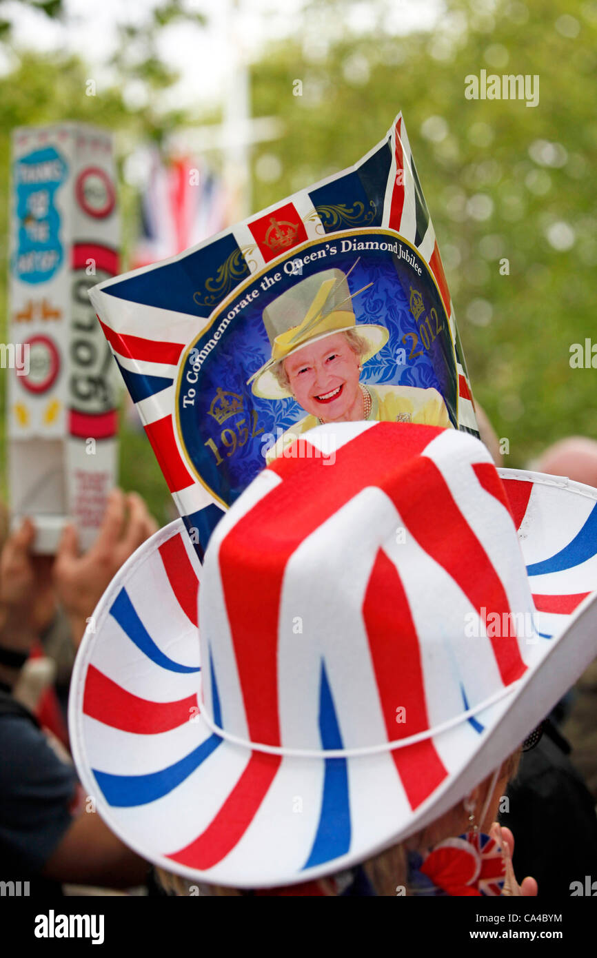 Londres, Royaume-Uni. Mardi 5 juin 2012. Les gens célébrant le Jubilé de diamant de la reine Elizabeth II lors de la célébration à Londres. Crédit : Paul Brown / Alamy Live News Banque D'Images