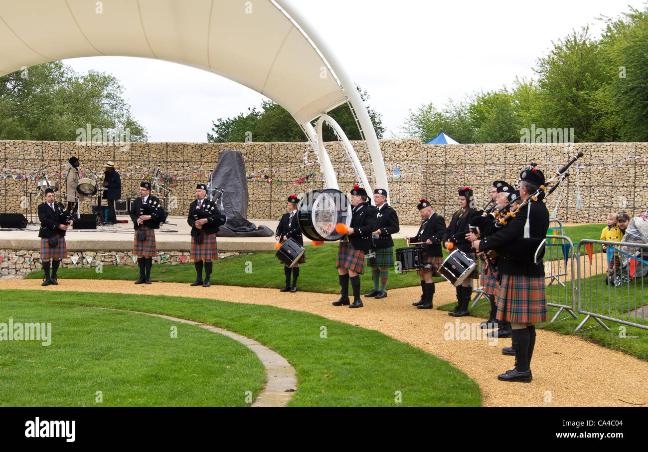 Célébrer le Jubilé de diamant à Milton Keynes UK .MK Pipe Band Banque D'Images