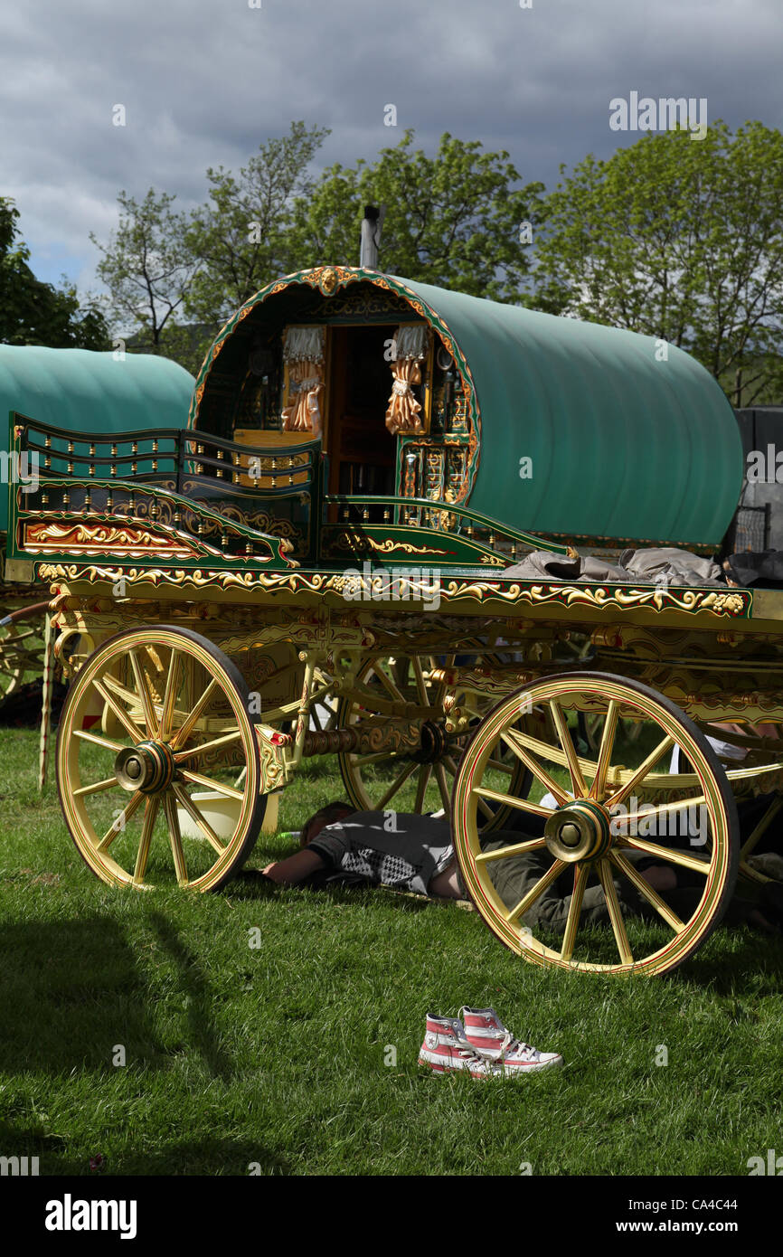 Vardo Romany Travellers Caravan ; caravanes traditionnelles de Gypsy tirées par des chevaux ou chariots couverts en toile « Bow Top » en route vers le rassemblement annuel à Appleby, South Lakeland, Royaume-Uni.Hébergement en CoB et Romany showman Wagon of the Voyager Community, camping à Bainbridge, dans le Yorkshire du Nord Dales, en route vers la foire équestre Appleby, Royaume-Uni Banque D'Images