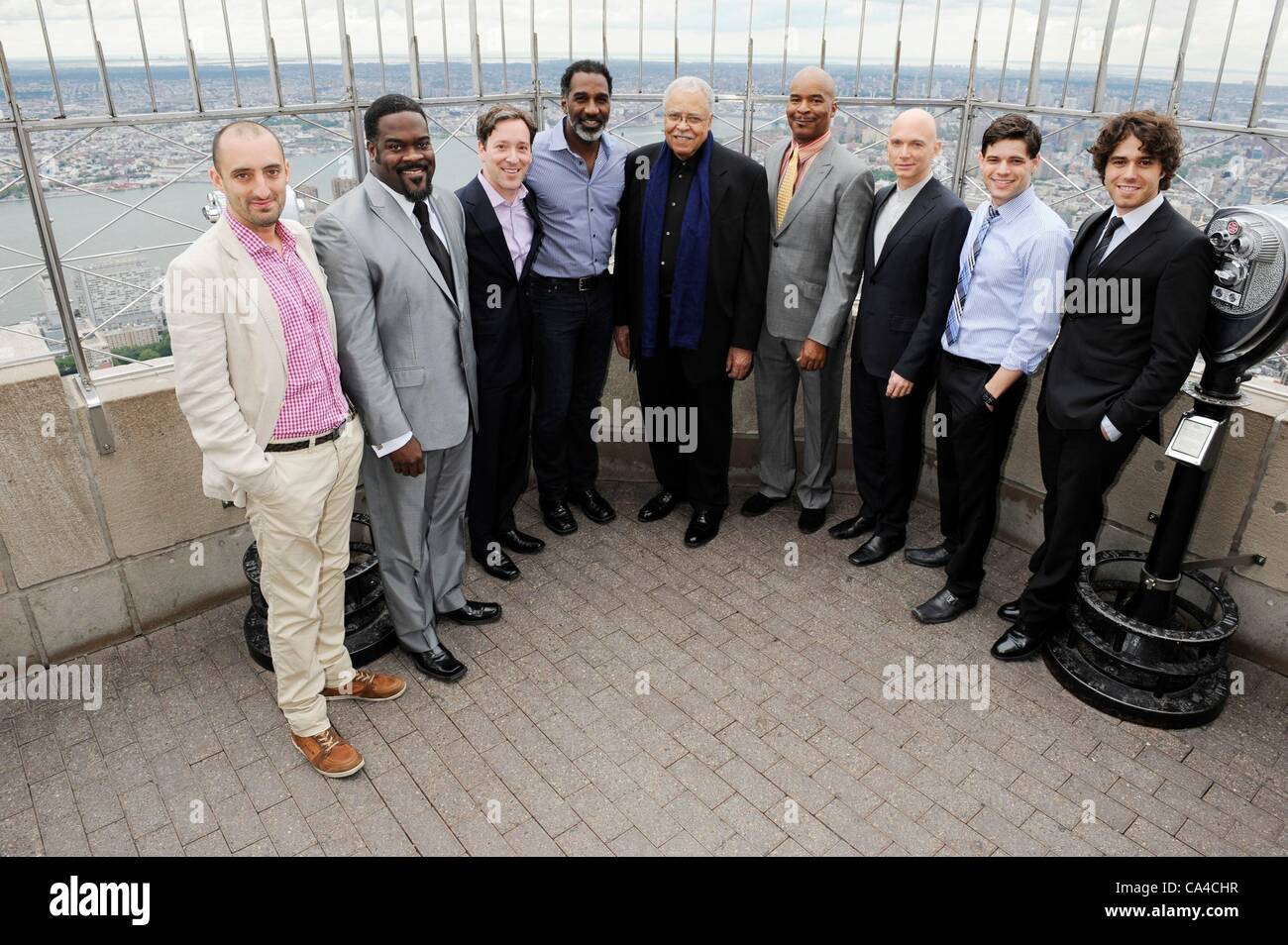 5 juin 2012 - Manhattan, New York, États-Unis - l'Empire State Building héberge 2012 candidats aux Prix Tony TOM EDDEN, PHILIP BOYKIN, JEREMY Marie-noëlle LAMY, NORM LEWIS, James Earl Jones, David Alan Grier, MICHAEL CERVERIS, KAYLIAH et Josh YOUNG. (Crédit Image : © Bryan Smith/ZUMAPRESS.com) Banque D'Images