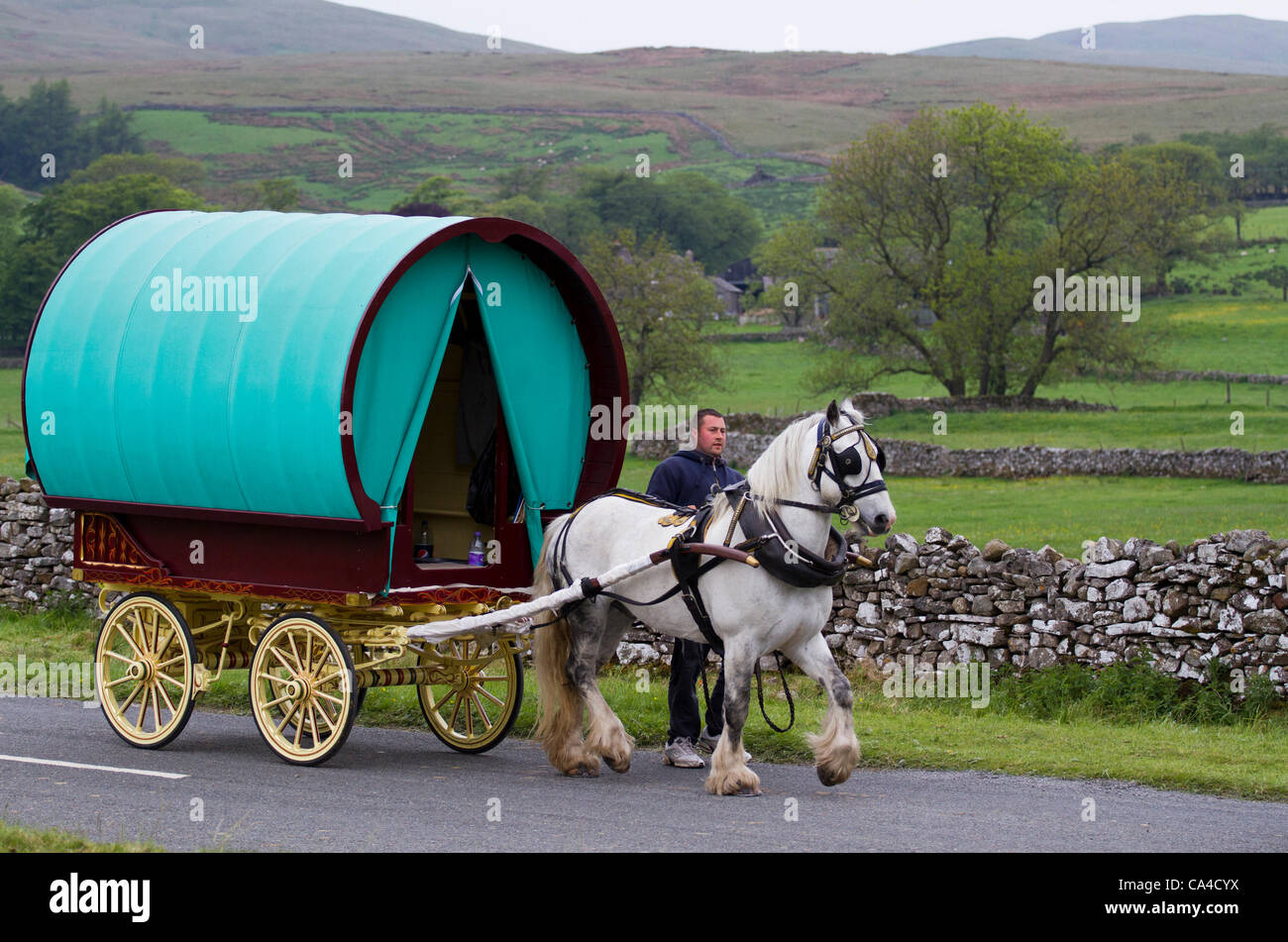 Mardi 5 juin, 2012 : Gypsy wagon voyageurs à l'ARC, en route vers le fin est tombé, Sedbergh. Un voyageur participant à la foire aux chevaux annuelle Appleby, Cumbria, Royaume-Uni Banque D'Images