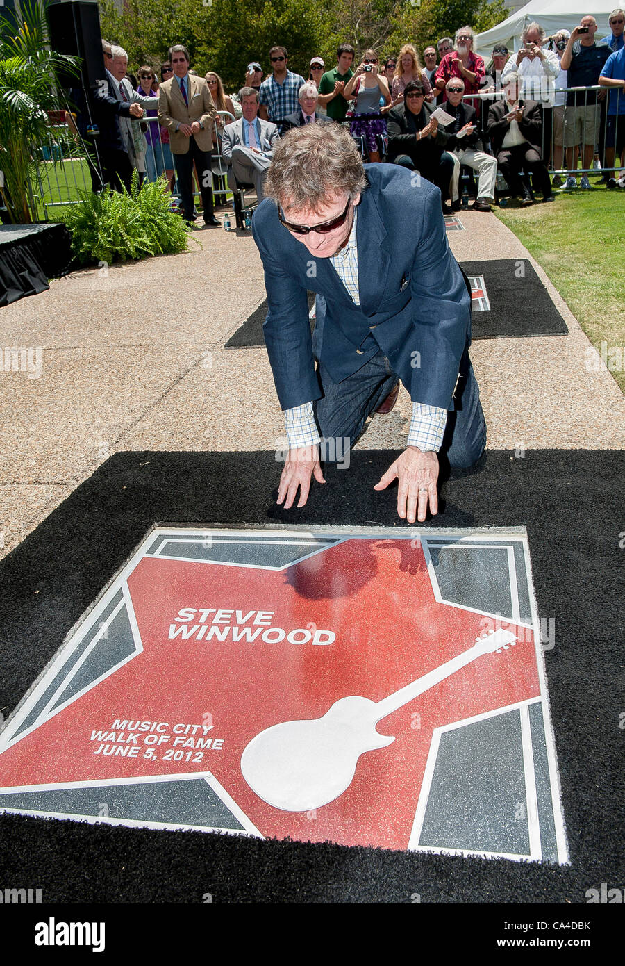 Jun 5, 2012 - Nashville, Tennessee, USA - Musicien Steve Winwood est intronisé au Music City Walk of Fame, qui est situé dans le centre de Nashville. Copyright 2012 Jason Moore. (Crédit Image : © Jason Moore/ZUMAPRESS.com) Banque D'Images