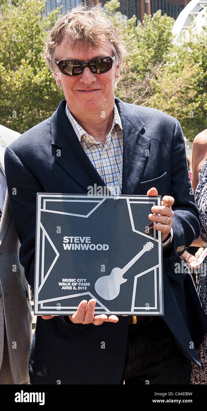 Jun 5, 2012 - Nashville, Tennessee, USA - Musicien Steve Winwood est intronisé au Music City Walk of Fame, qui est situé dans le centre de Nashville. Copyright 2012 Jason Moore. (Crédit Image : © Jason Moore/ZUMAPRESS.com) Banque D'Images