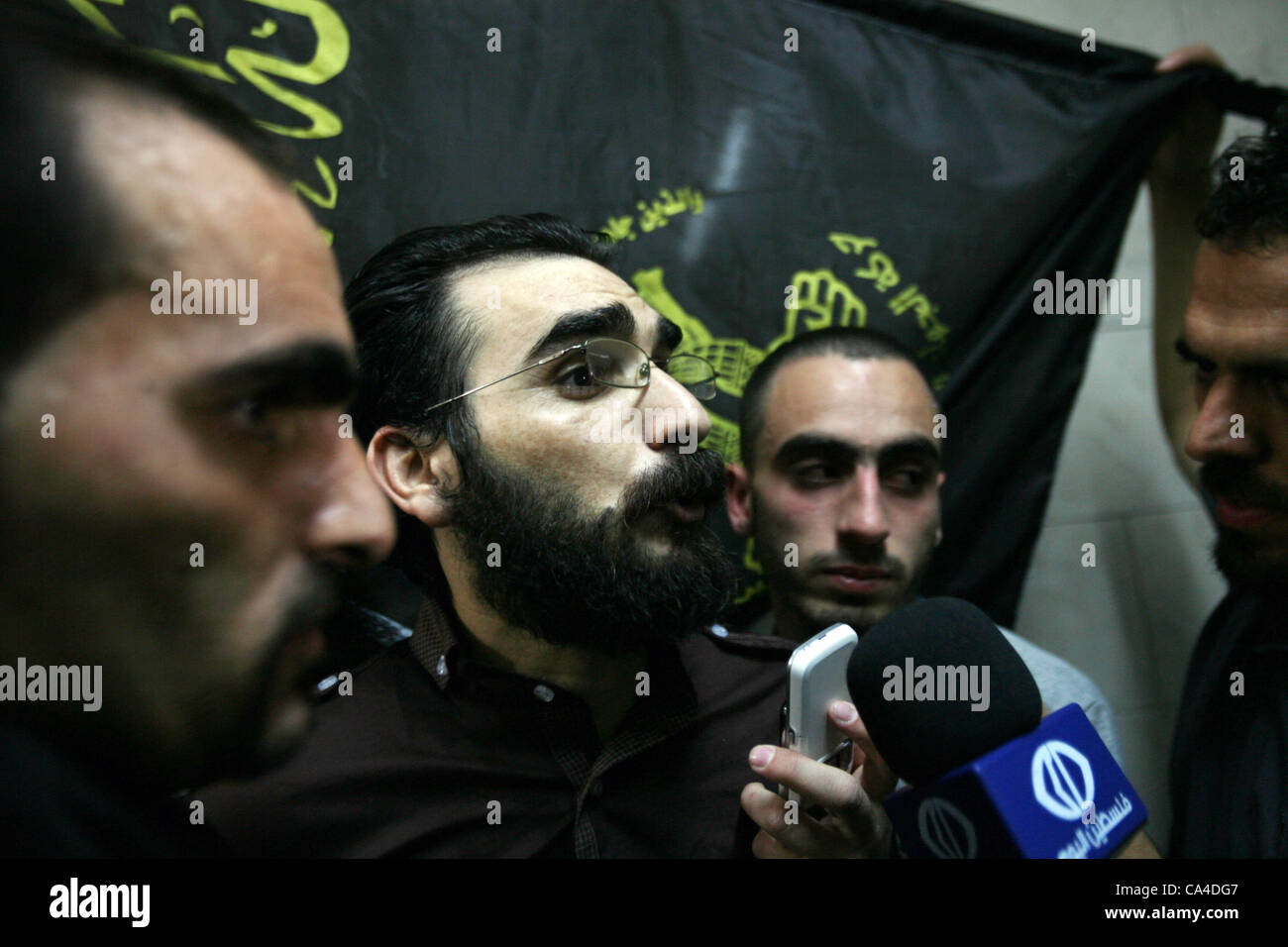 5 juin 2012 - Hébron, en Cisjordanie, territoire palestinien - Thaer Halahleh parle de presse d'après les autorités israéliennes ont libéré dans le village cisjordanien de Kharas, près d'Hébron le 05 June, 2012. Thaer Halahla, 33 ans, de Hébron, a été en détention administrative pour les 24 derniers mois et sur la faim stri Banque D'Images