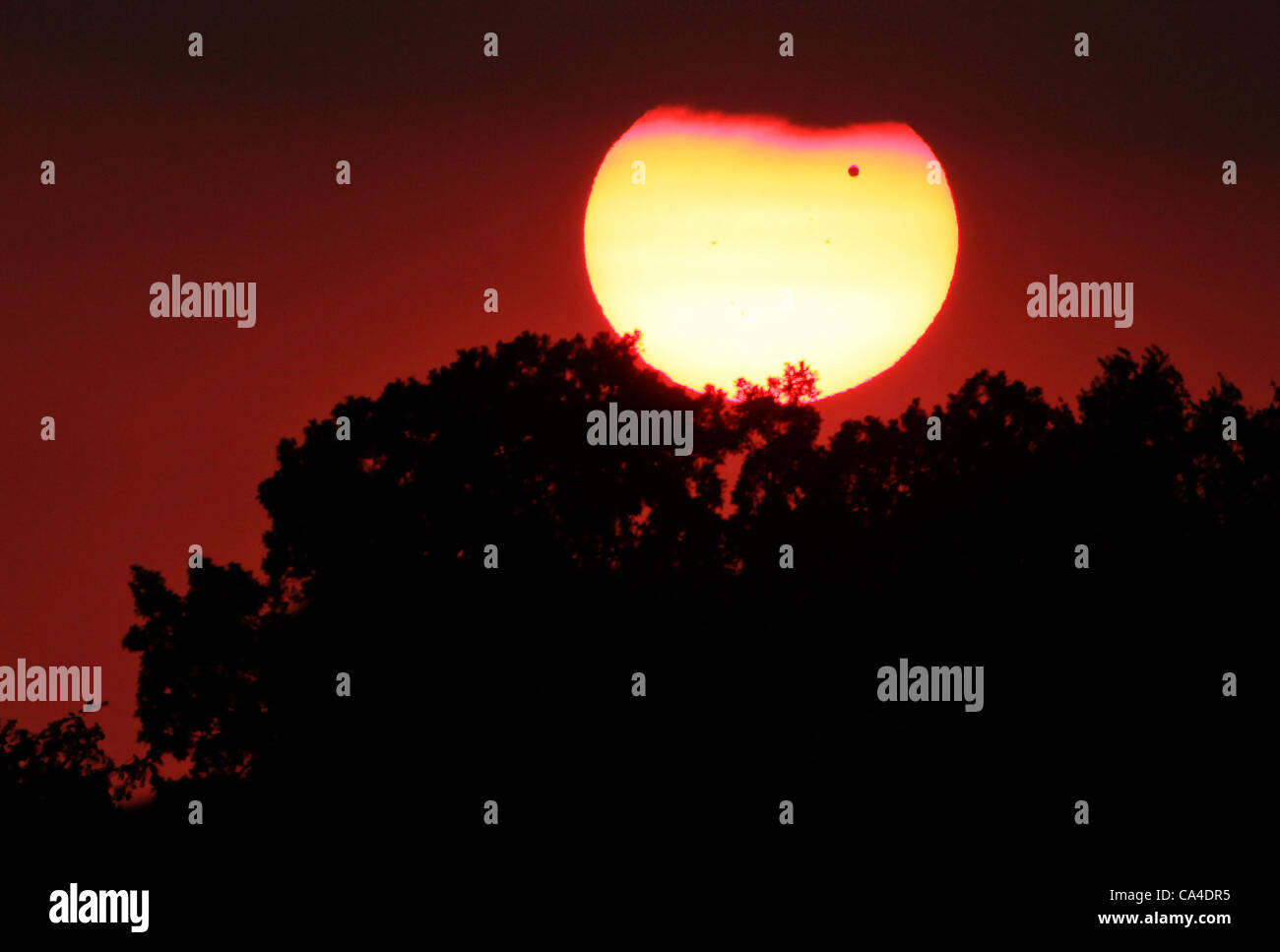 5 juin 2012 - Lexington, Kentucky, USA - La planète Vénus peut être vue comme un petit point noir comme il traverse devant le coucher de soleil sur le Mardi 5 juin 2012. La planète transit sur le soleil, qui a duré plus de 6 heures, ne sera pas perçu de nouveau jusqu'à 2117. Le transit a commencé aux alentours de 18 h est un Banque D'Images