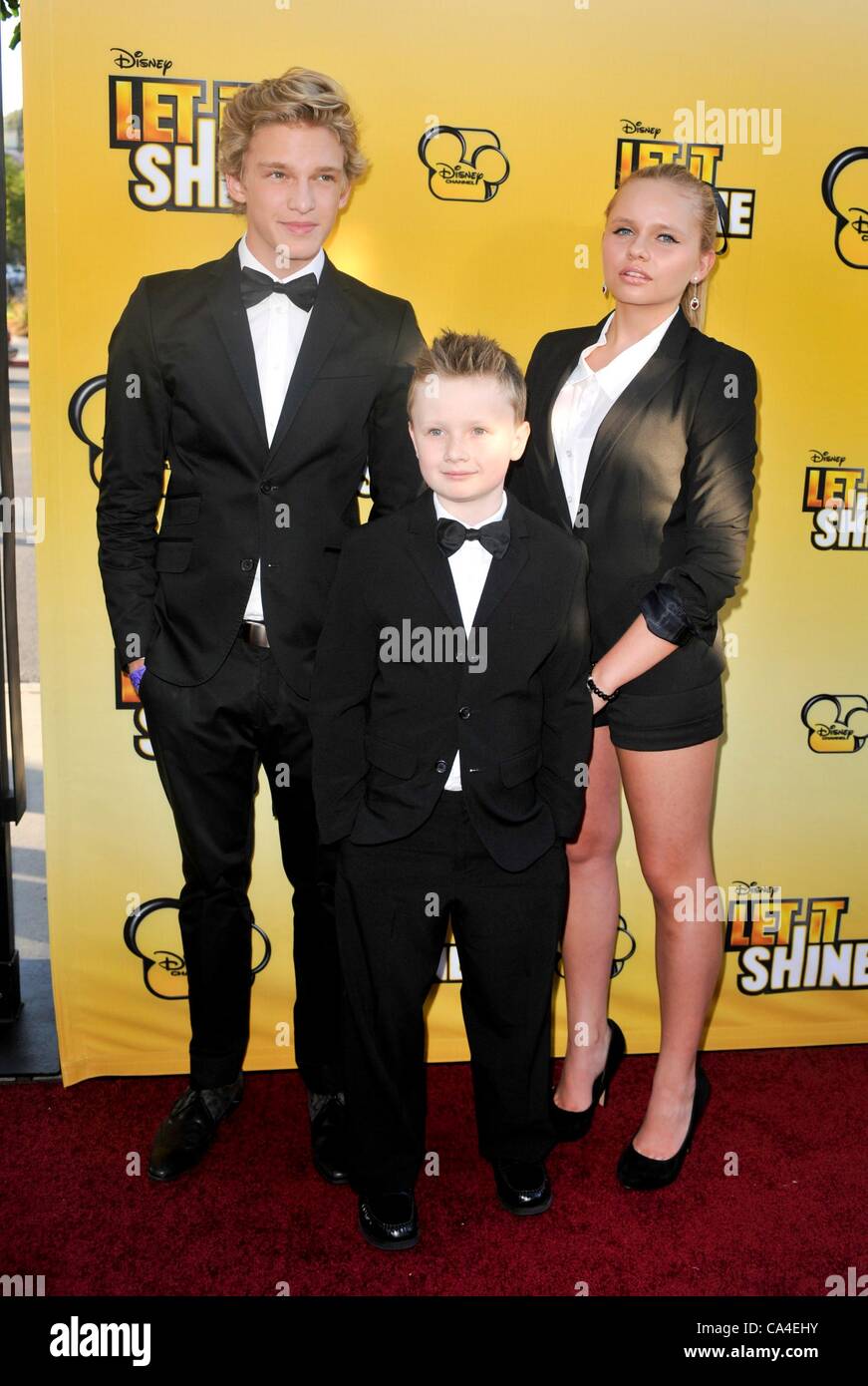 Cody Simpson, Tom Simpson, Alli Simpson aux arrivées pour laisser briller Premiere, Directors Guild of America (DGA) Theatre, Los Angeles, CA le 5 juin 2012. Photo par : Elizabeth Goodenough/Everett Collection Banque D'Images