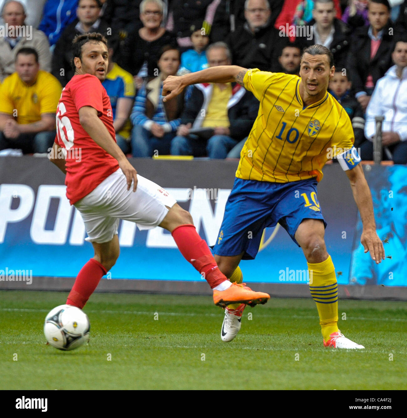 2012 06 05 Stockholm Suède Football vs Serbie - dans l'image Zlatan Ibrahimovic 10 et Ivan Obradovic 16 - Banque D'Images