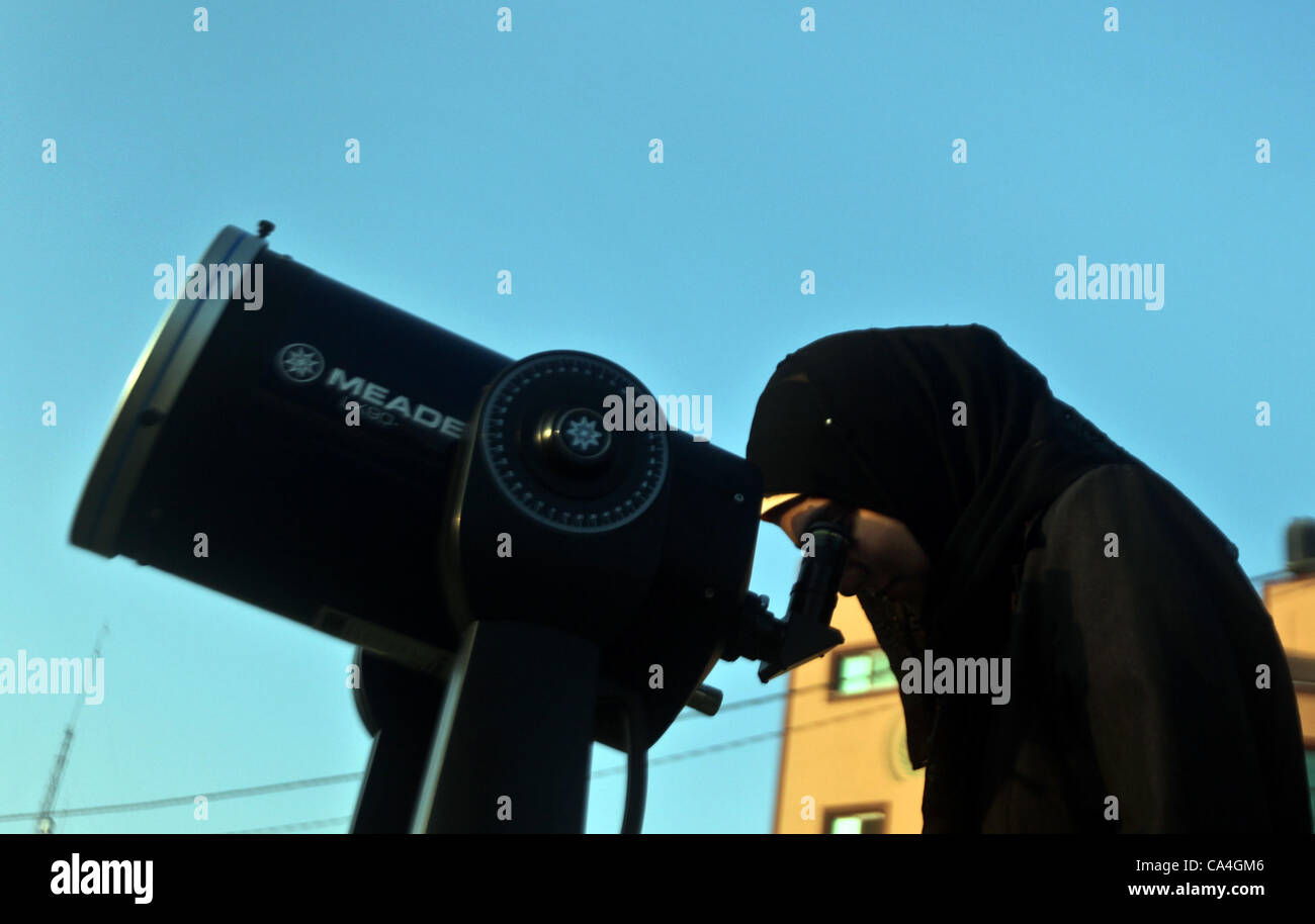 5 juin 2012 - La ville de Gaza, bande de Gaza, territoire palestinien palestiniens - regarder à travers un télescope pendant le transit de la planète Vénus sur le soleil face au cours d'un événement céleste rare dans la bande de Gaza, 06 juin 2012. Les amateurs d'astronomie du monde entier s'est tourné vers le ciel pour regarder la planète Banque D'Images