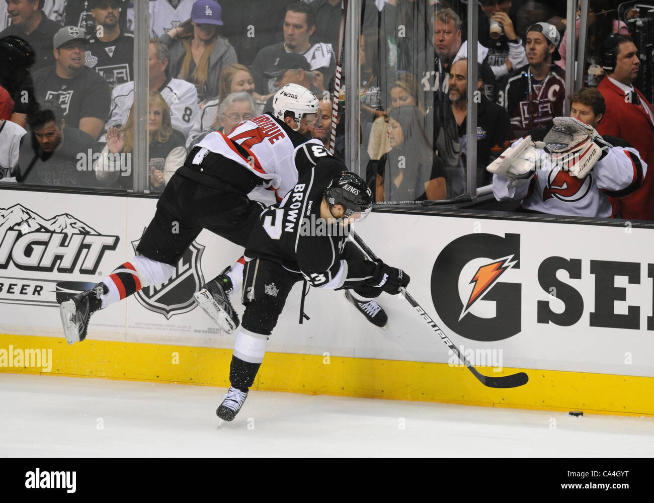 O4.06.2012. Staples Center, Los Angeles, Californie. Rois (23) Dustin Brown Devils chèques (14) Adam Henrique vigoureusement sur les cartes pendant la partie 3 de la finale de la Coupe Stanley entre les Devils du New Jersey et les Kings de Los Angeles au Staples Center de Los Angeles, CA. Banque D'Images