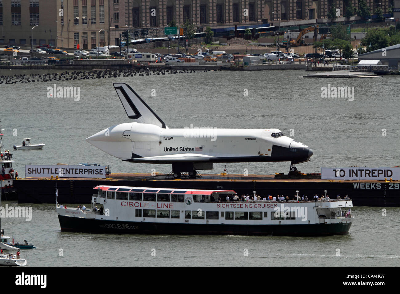 La navette spatiale Enterprise sur la rivière Hudson sur le chemin de l'Intrepid Sea, Air and Space Museum. Le 6 juin 2012. New York, NY, USA Banque D'Images