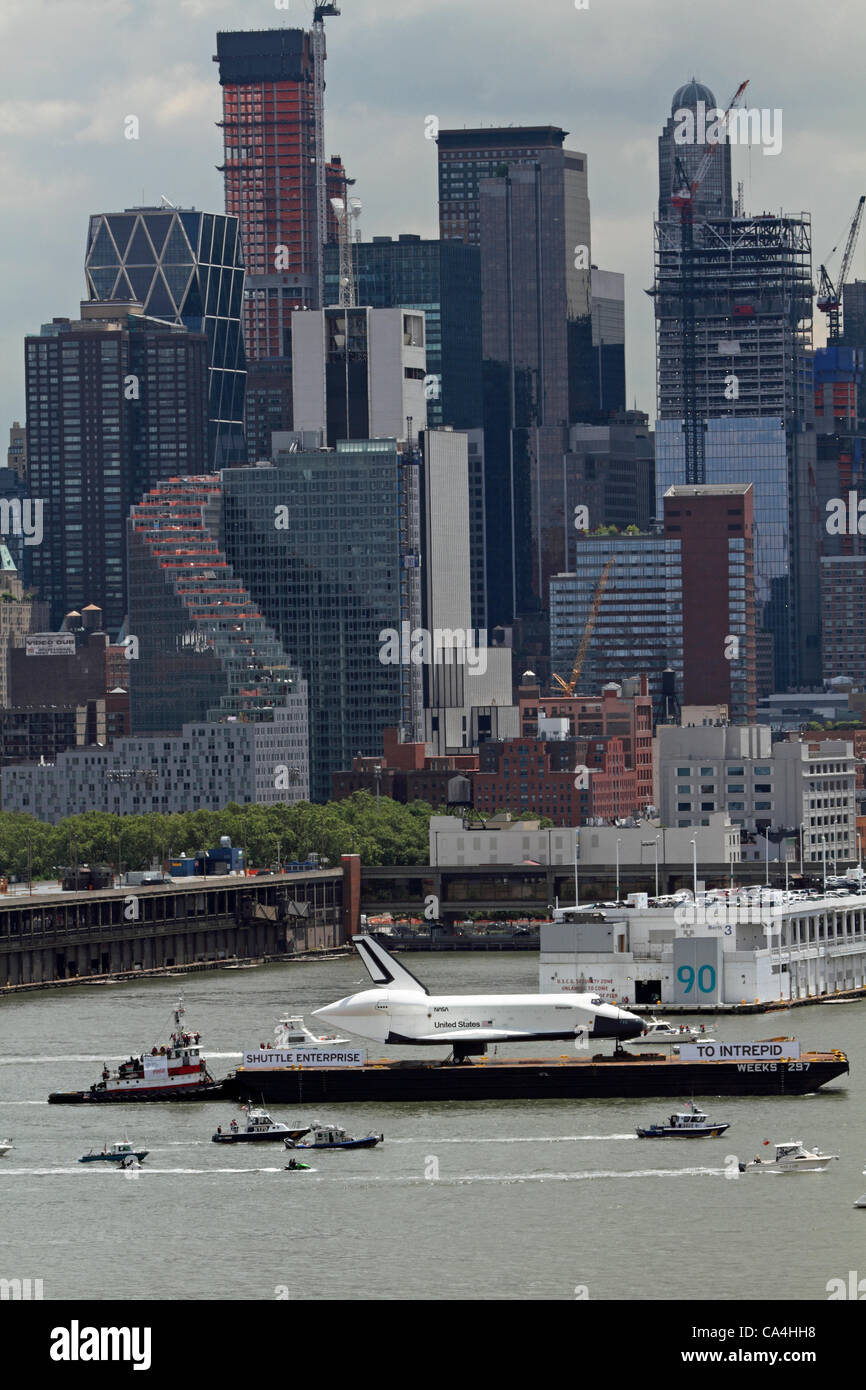 La navette spatiale Enterprise sur la rivière Hudson sur le chemin de l'Intrepid Sea, Air and Space Museum. Le 6 juin 2012. New York, NY, USA Banque D'Images