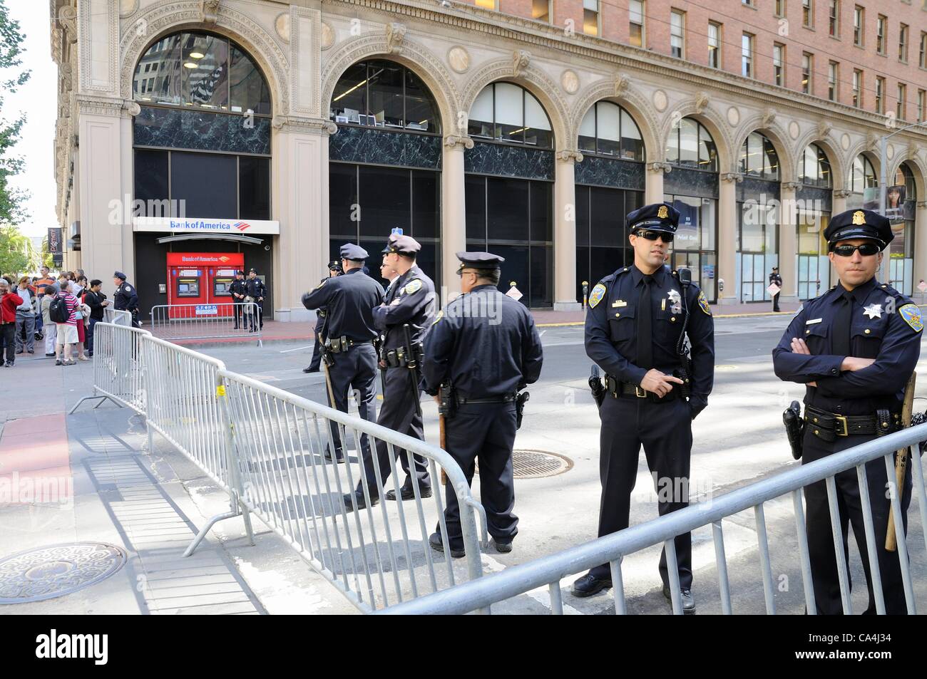 San Francisco, Californie, USA - 06 juin 2012 : Les agents de police de San Francisco, boucler la rue Lance devant le président Obama de participer à une réunion financière qu'il a prévu pour le financement de sa campagne électorale. Banque D'Images