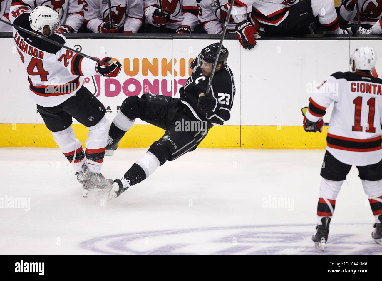 06.06.2012. Staples Center, Los Angeles, Californie. Devils du New Jersey # 24 défenseurs Bryce Salvador (CAN) Kings de Los Angeles se heurte à l'aile droite en avant # 23 Dustin Brown "C" (USA) pendant les Devils du New Jersey contre le jeu des Kings de Los Angeles dans le jeu 4 de la finale de la Coupe Stanley, à la référence Banque D'Images