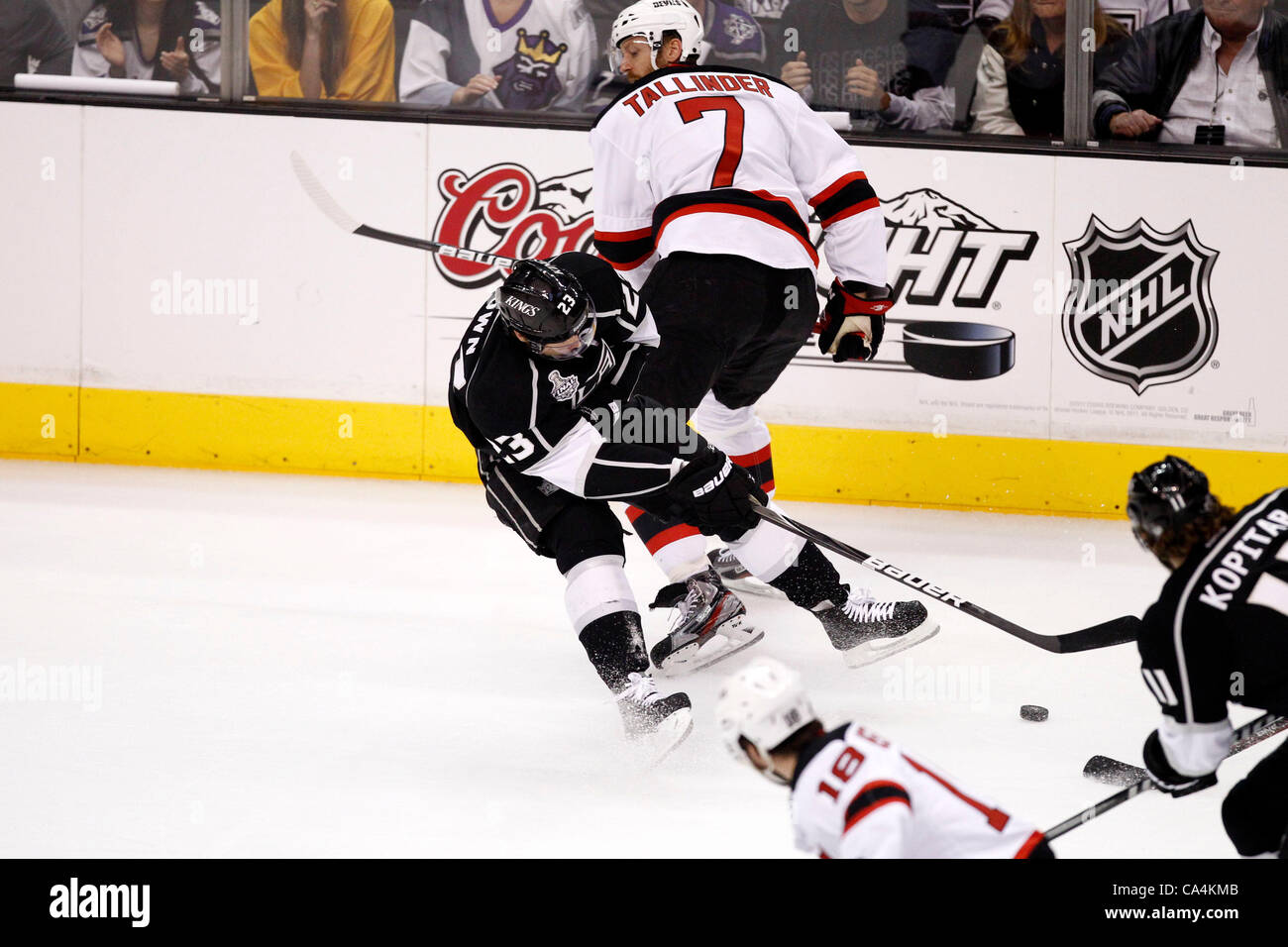 06.06.2012. Staples Center, Los Angeles, Californie. Kings de Los Angeles l'avant droite # 23 Dustin Brown "C" (USA) est renversé de ses pieds par des Devils du New Jersey Henrik Tallinder défenseurs # 7 (SWE) pendant les Devils du New Jersey contre le jeu des Kings de Los Angeles dans le jeu 4 de la finale de la Cu Banque D'Images