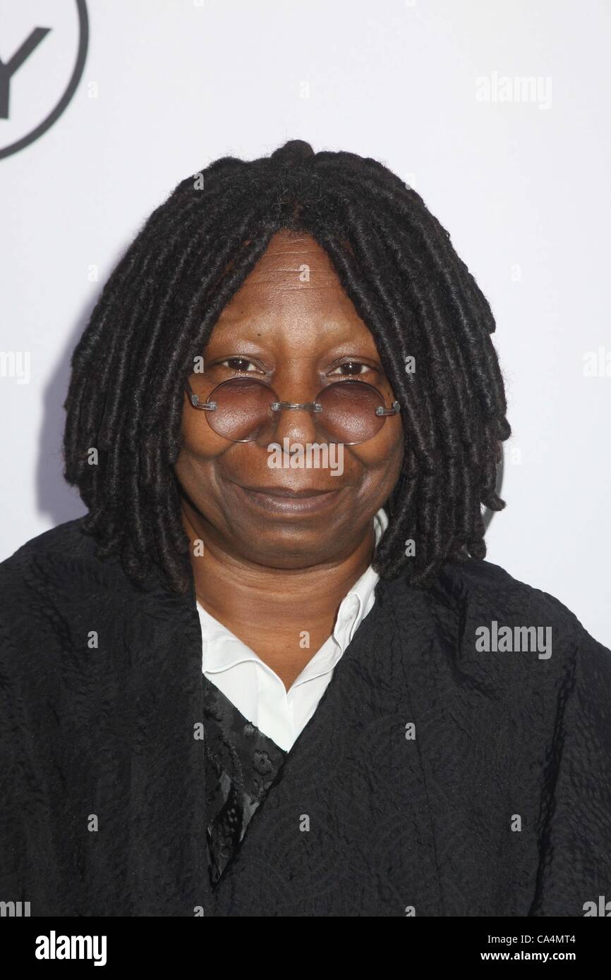 4 juin 2012 - New York, New York, États-Unis - WHOOPI GOLDBERG SEPTIÈME RÉALISÉS DANS NY AWARDS GRACIE MANSION NYC 4 JUIN 2012.SEPTIÈME RÉALISÉS DANS NY AWARDS GRACIE MANSION NYC 4 JUIN 2012 ML.(Image Crédit : Â© Mitchell Levy/Photos/ZUMAPRESS.com) Globe Banque D'Images